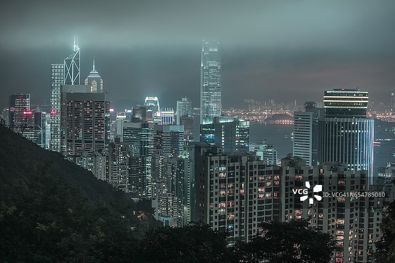 雾天从太平山顶俯瞰香港夜景天际线图片素材