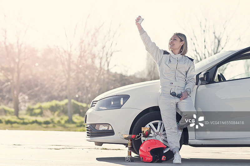年轻女司机图片素材