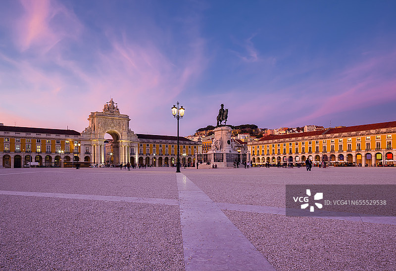日落时分的商业广场图片素材