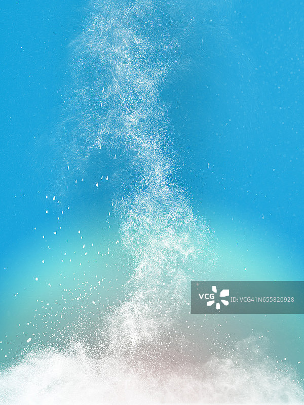 白色粉末颗粒在冲击作用下漂浮在空气中的黑色背景图片素材