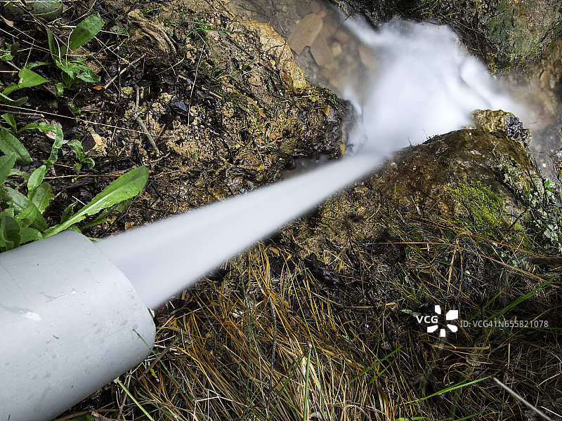 自然空间中管道或水管破裂，直接泄漏到河流中图片素材