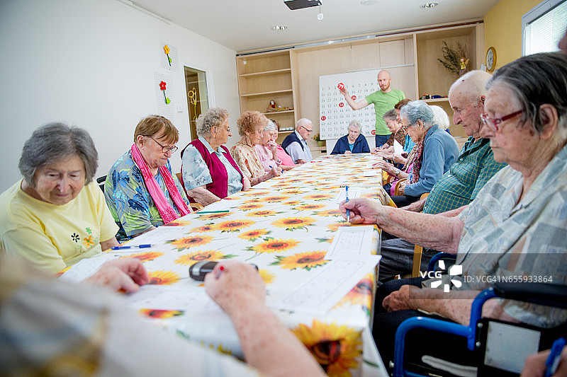 在养老社区玩宾果游戏的老年人图片素材