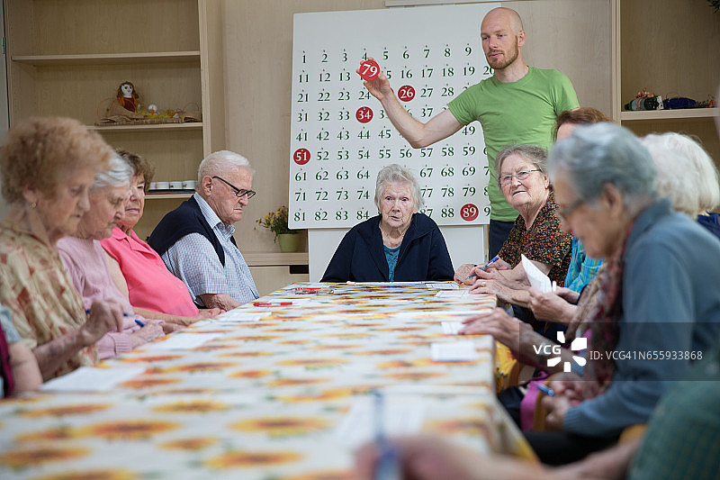 在养老社区玩宾果游戏的老年人图片素材