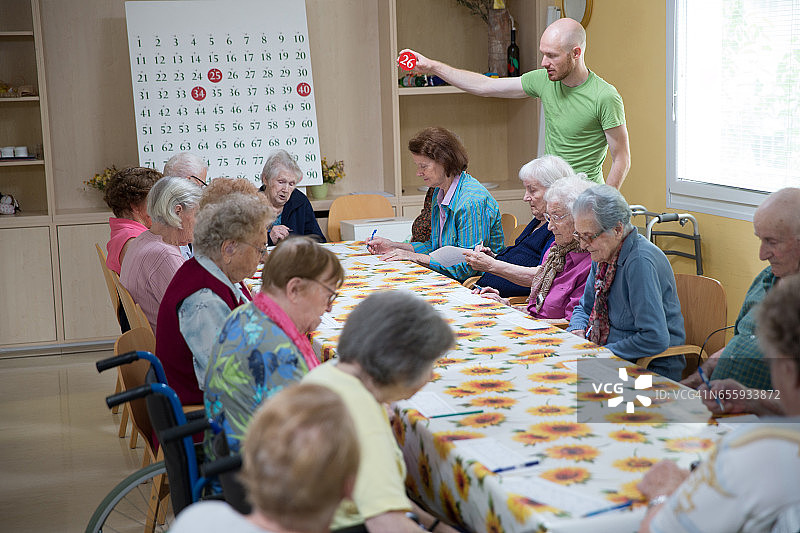 在养老社区玩宾果游戏的老年人图片素材
