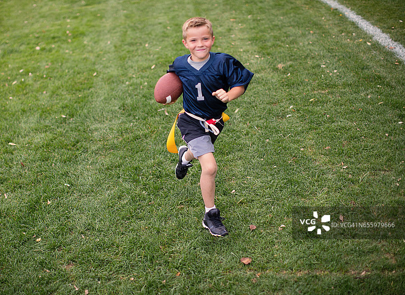 触地得分的少年橄榄球运动员图片素材