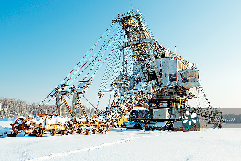冬季沙石采石场中的巨型斗轮挖掘机图片素材