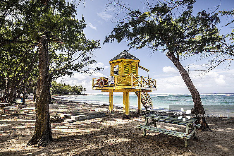 俯瞰原始热带海滩的黄色小屋图片素材