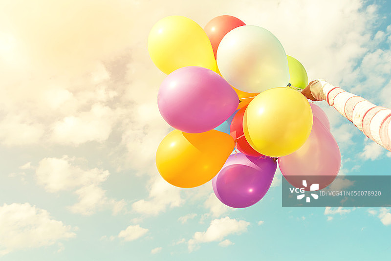 手持气球图片素材