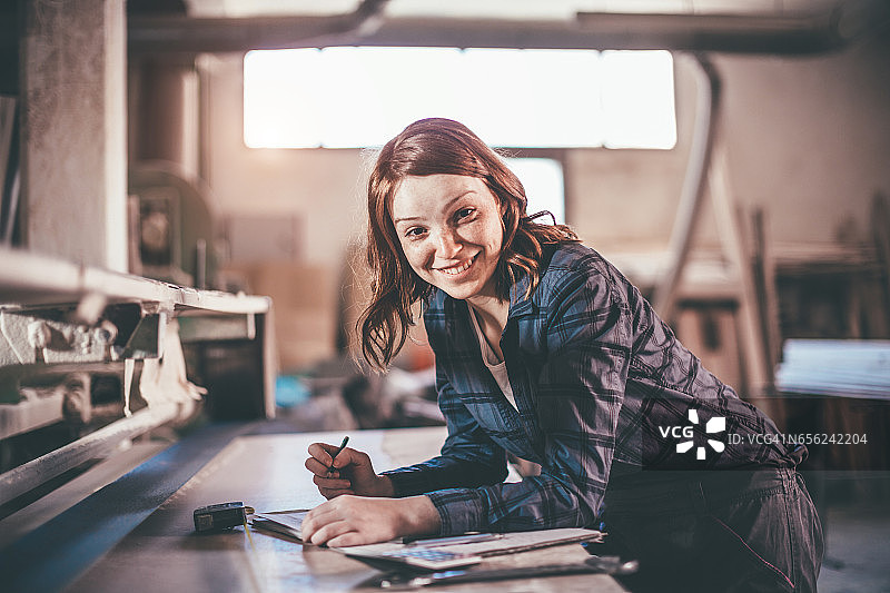 热爱工作的女木匠图片素材