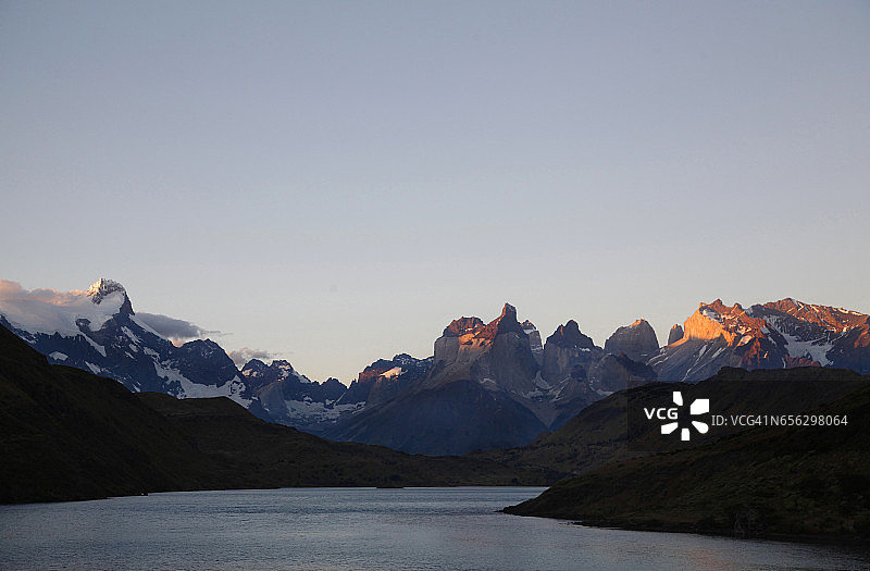 智利巴塔哥尼亚湖与百内山背景图片素材