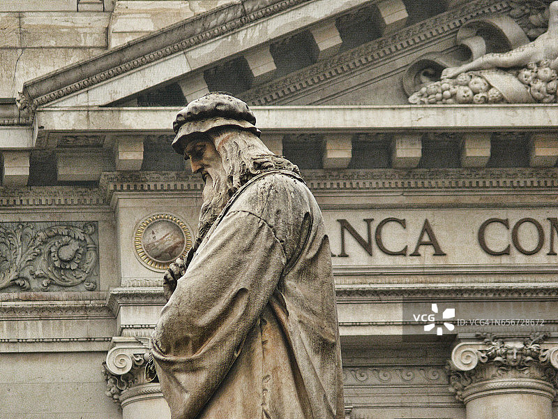 意大利米兰斯卡拉广场的达芬奇雕塑图片素材