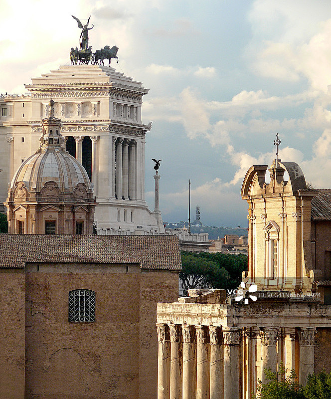 罗马的屋顶：安东尼努斯和福斯蒂娜神庙、库里亚朱利亚和威尼斯宫图片素材