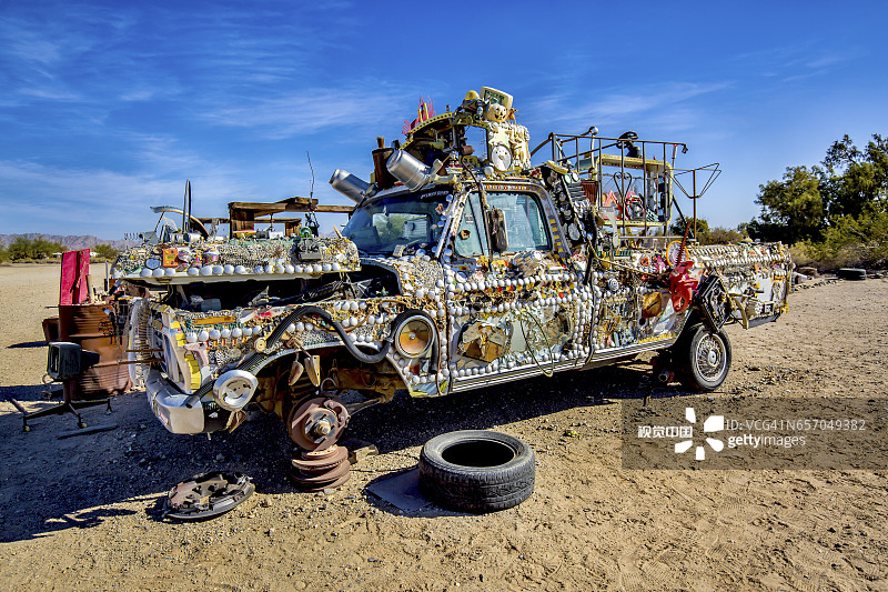 美国加利福尼亚州索尔顿海板坯市的废弃旧车图片素材