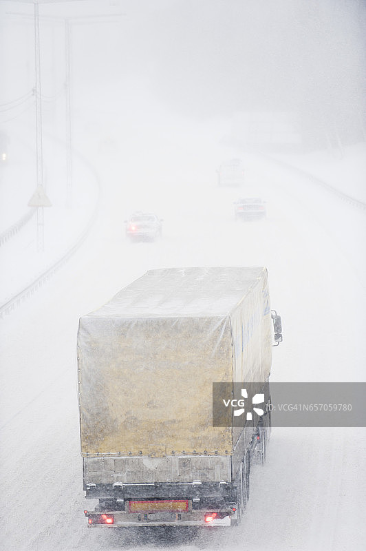 暴风雪中高速公路上的卡车图片素材