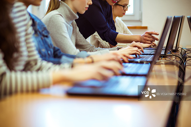 学习编程的女性群体图片素材
