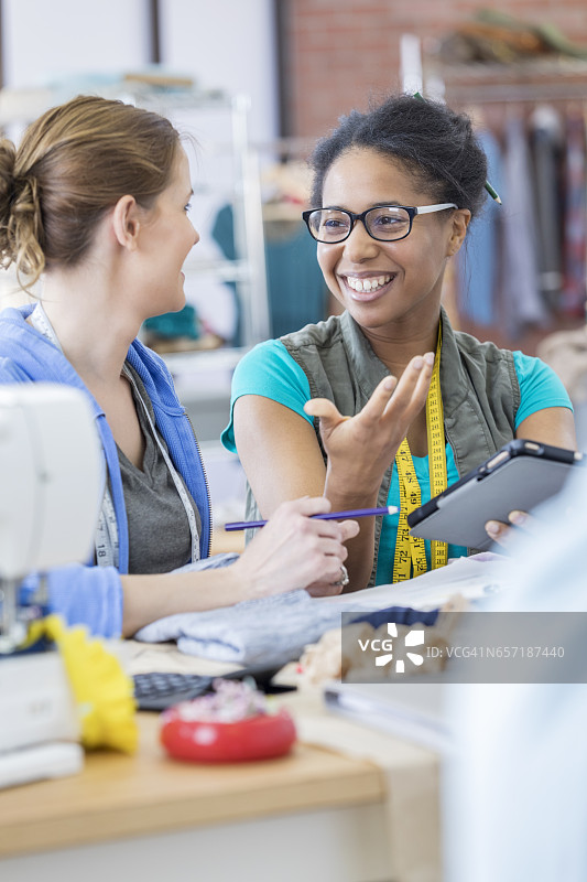 时尚设计师与同事讨论创意图片素材
