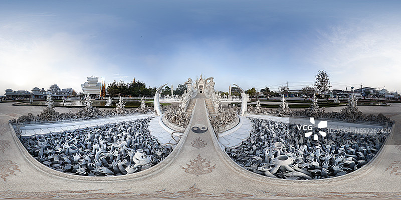 泰国清莱白庙入口处的柱状全景图图片素材