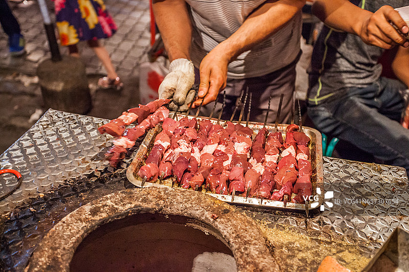 中国新疆乌鲁木齐夜市图片素材