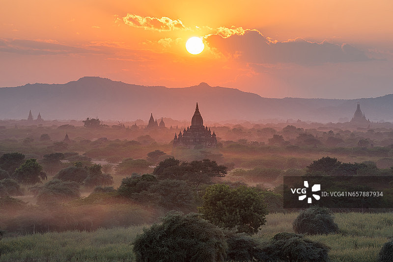 缅甸曼德勒蒲甘日落时分的宝塔和薄雾图片素材
