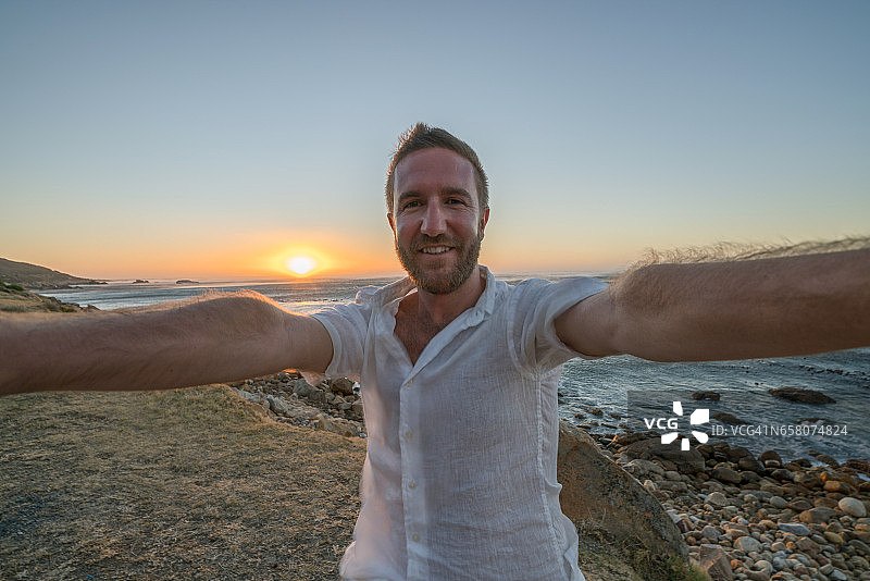 年轻人拍摄海景自拍照图片素材