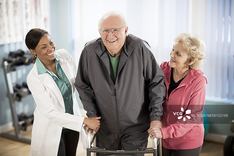 使用助行器的年长男人图片素材