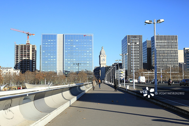 阳光明媚的里昂车站钟楼图片素材