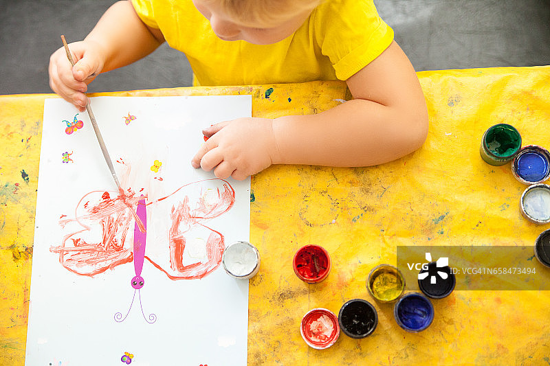 孩子画蝴蝶图片素材