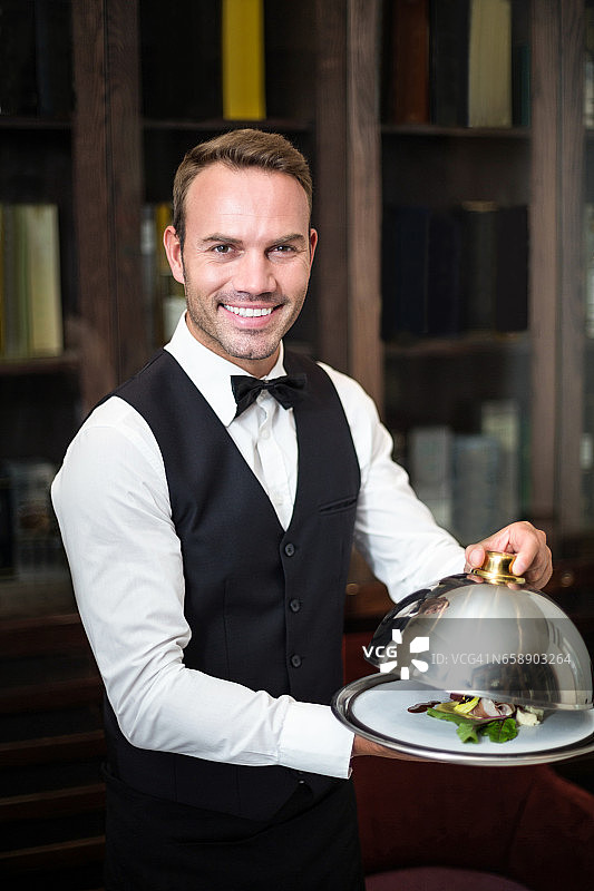 英俊的侍者正在上菜图片素材