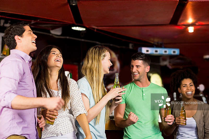 微笑的朋友们玩得很开心图片素材