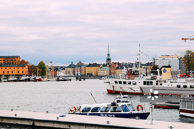 斯德哥尔摩动物园岛桥上的秋日傍晚景色图片素材