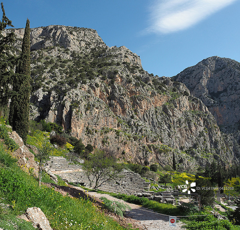 希腊德尔斐的费德里亚德斯山和古代剧场图片素材