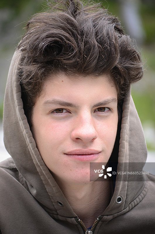 看着镜头的少年肖像图片素材