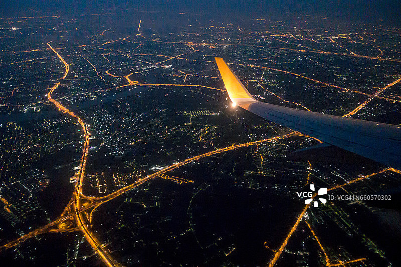 透过飞机舷窗看到的曼谷城市夜景图片素材