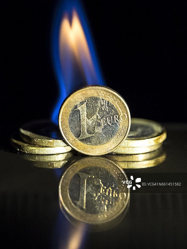 受英国脱欧危机影响燃烧的欧元硬币图片素材