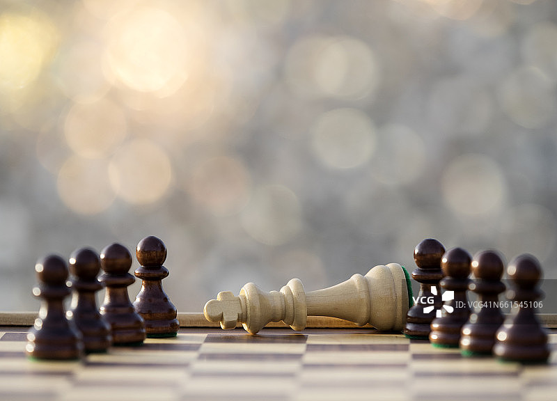 桌上的棋盘（将死），被户外阳光照亮图片素材