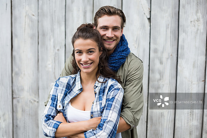 年轻情侣互相拥抱图片素材