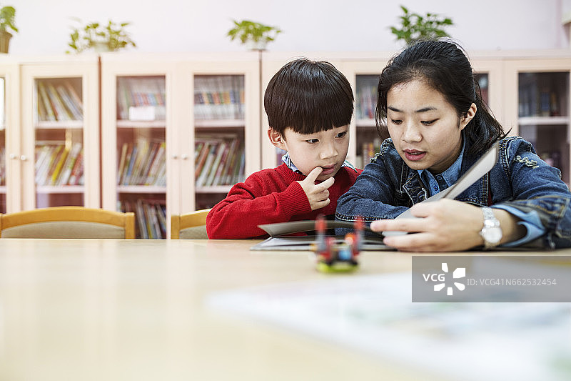 母子在图书馆里阅读书籍图片素材