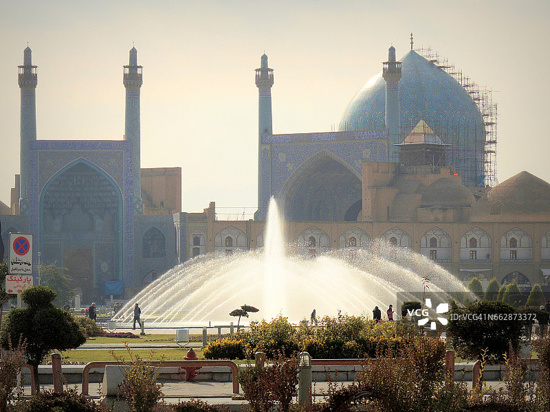 伊朗伊斯法罕伊玛目清真寺旁的喷泉图片素材