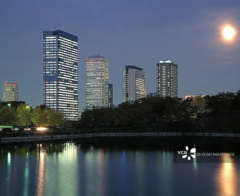 大阪城护城河中倒映的摩天大楼图片素材