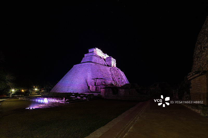 夜晚的魔法师金字塔，乌斯马尔，墨西哥图片素材