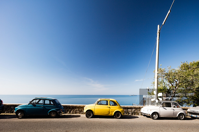 意大利阿马尔菲海岸上的三辆经典菲亚特500图片素材