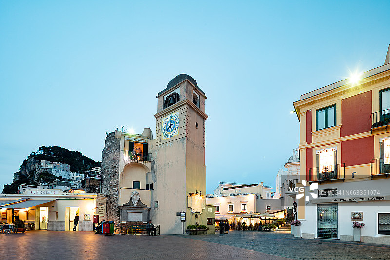 意大利卡普里岛日落后著名的小广场钟楼图片素材