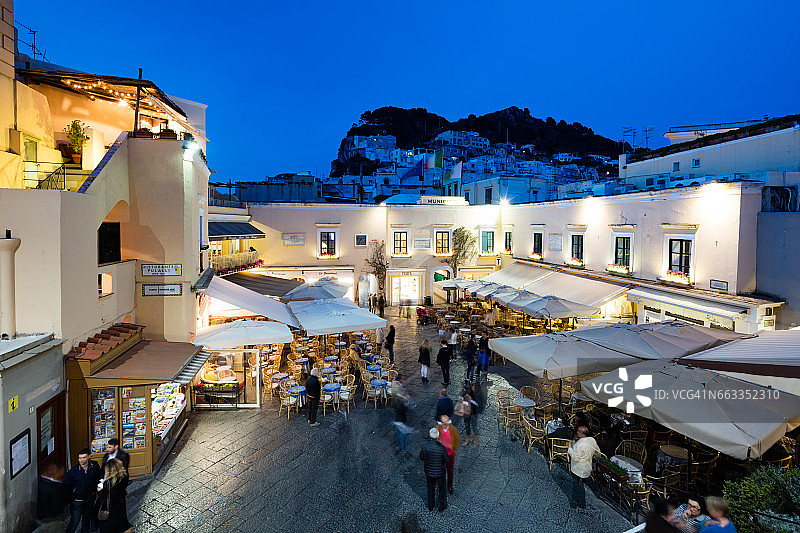 意大利卡普里岛小广场日落后图片素材