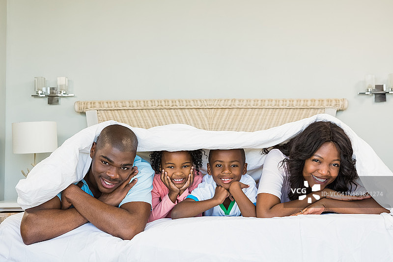 幸福的一家人躺在床上图片素材