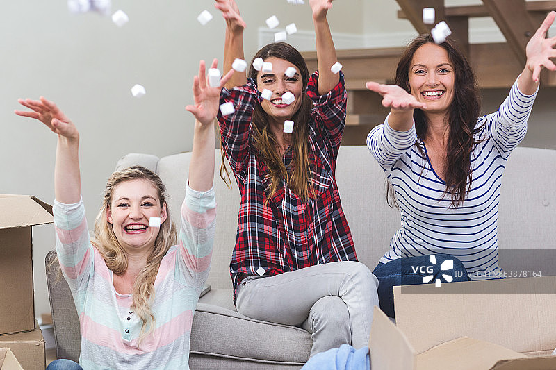 朋友们玩包装用泡沫塑料图片素材