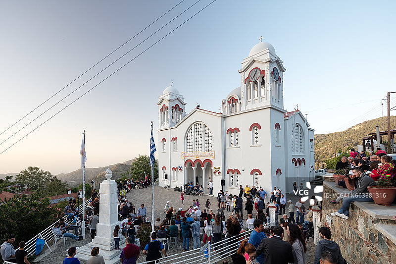 塞浦路斯特罗多斯山脉佩杜拉斯村米海尔天使教堂前的东正教复活节庆祝活动图片素材