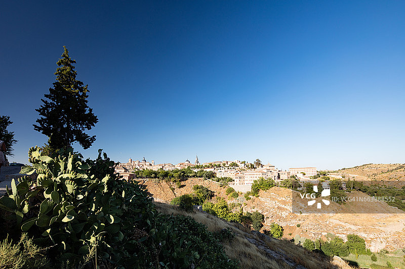 从塔霍河对岸西南侧看西班牙托莱多图片素材