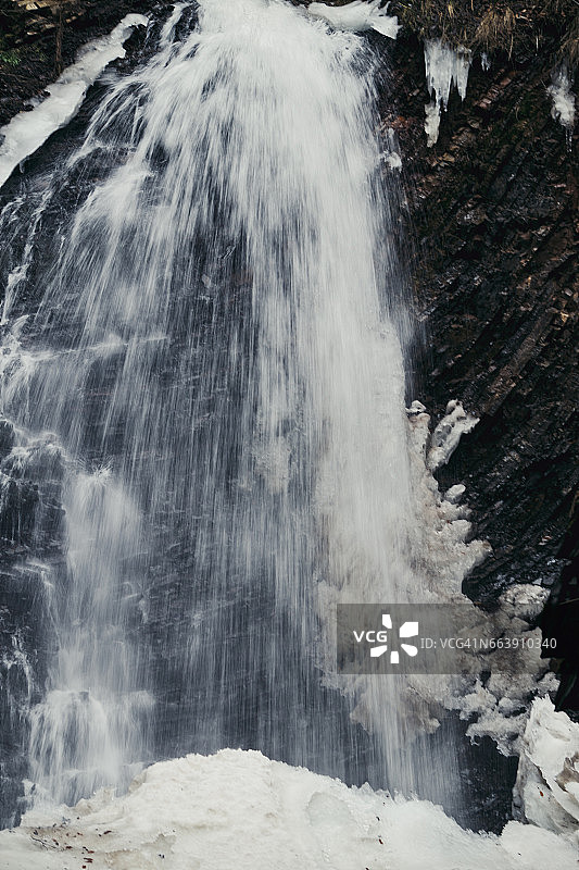 荒野之力。早春山间瀑布图片素材