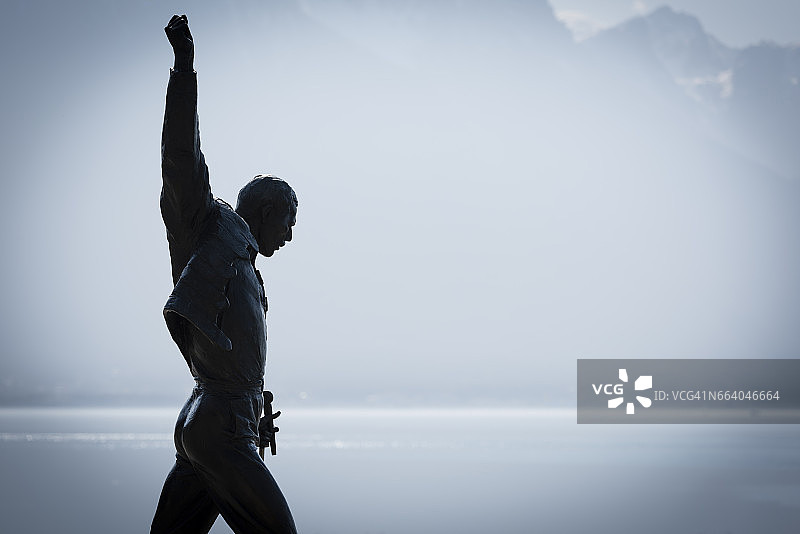 瑞士蒙特勒日内瓦湖畔的弗雷迪·默丘里纪念馆图片素材