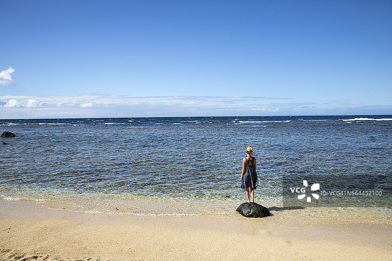 欣赏海景的女人图片素材